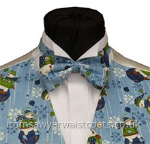 This pre-tied bowtie features festive snowmen on a blue snowflake background. Style- Ready Tied Bowtie- Fabric- Cotton- Colour- Blue with Snowmen- - - - -